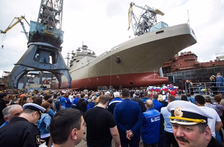 Trên boong tàu có một đường băng và một nhà chứa máy bay trực thăng. Ảnh: hybridtechcar.