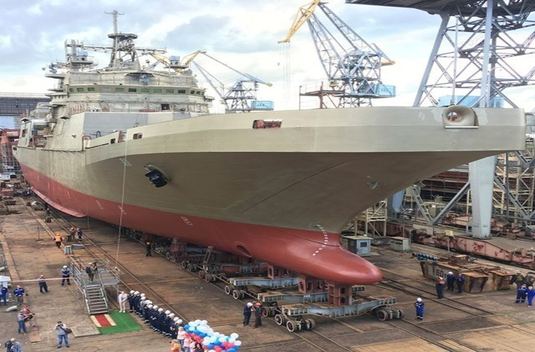 Ngoài ra, Pyotr Morgunov có thể mang theo 13 xe tăng hoặc hơn 30 xe bọc thép chở quân và xe chiến đấu bộ binh. Hải quân Nga cũng cân nhắc phương án để tàu có thể mang theo một tiểu đoàn lính thủy đánh bộ. Ảnh: hybridtechcar.