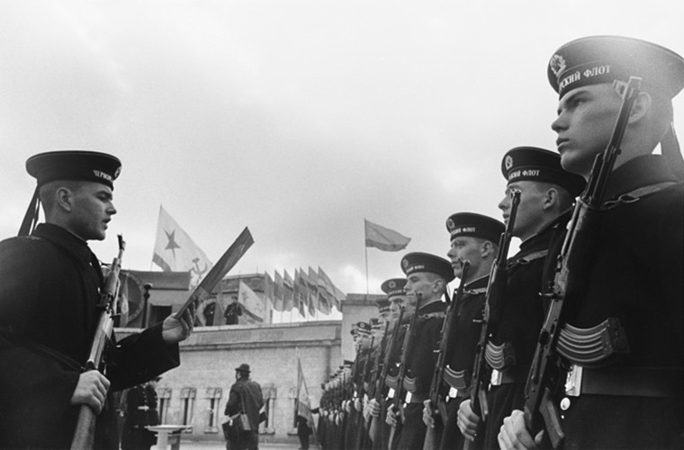 Các thủy thủ Hạm đội Biển đen tuyên thệ trong một nghi lễ trang trọng năm 1973.