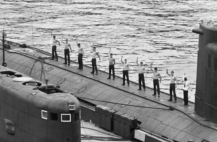 Các thủy thủ tập thể dục vào buổi sáng năm 1991.