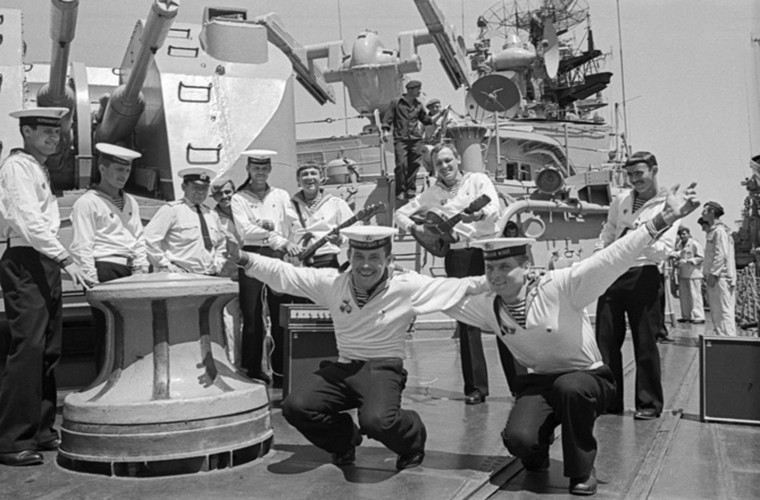 Các thủy thủ Hạm đội Biển đen Nga biểu diễn điệu nhảy Yablochko năm 1979.