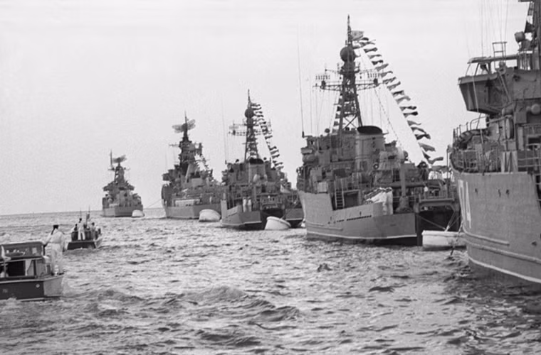 Các tàu chiến thuộc Hạm đội Biển đen tham gia vào buổi diễu binh của Hải quân Liên Xô năm 1973.