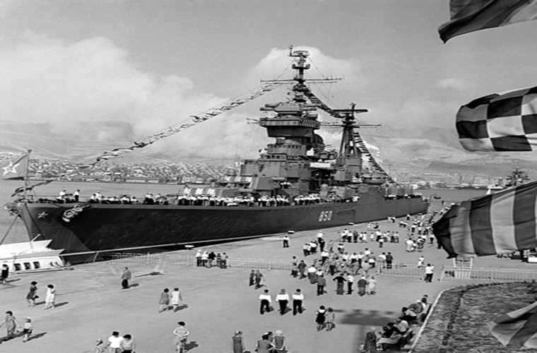 Tàu chiến Hạm đội Biển đen của Hải quân Liên Xô chở các binh sĩ tới dự lễ kỷ niệm 25 giải phóng thành phố hồi năm 1968.