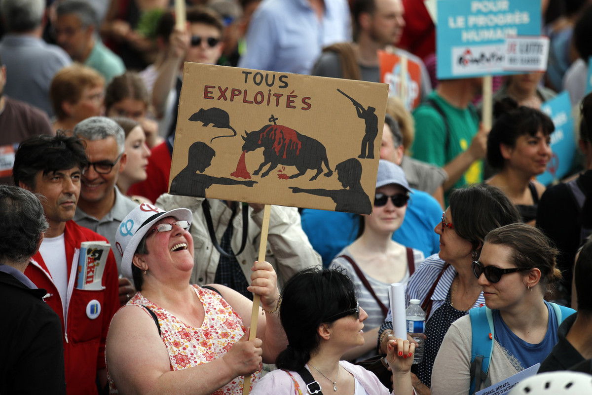 Người biểu tình giơ khẩu hiệu "Tất cả đều bị bóc lột", đòi công bằng xã hội tại Paris. Các nhóm hoạt động về dân quyền, liên đoàn lao động và đảng chính trị cánh tả đều kêu gọi người dân xuống đường đòi quyền lợi. Ảnh: AP.