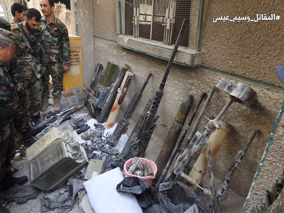 Trước đó cùng ngày, Quân đội Syria đã phát hiện một lượng lớn vũ khí của phiến quân IS tại những khu vực mới được giải phóng ở thị trấn Hajar Al-Aswad.