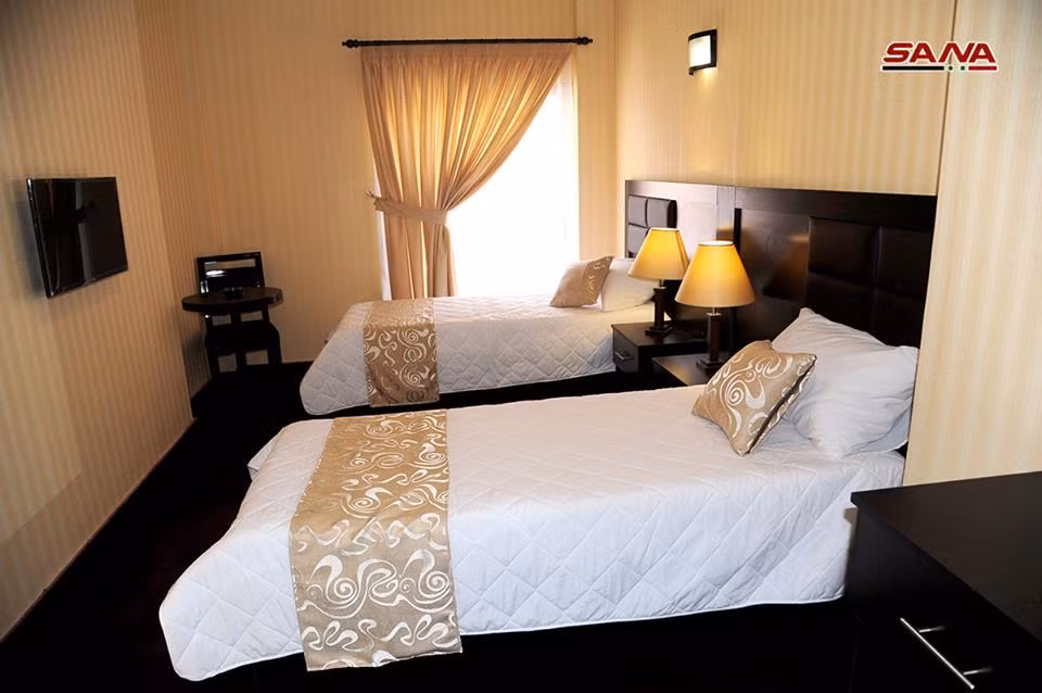 Phòng khách sạn trong trung tâm khá sạch sẽ và ấm cúng.