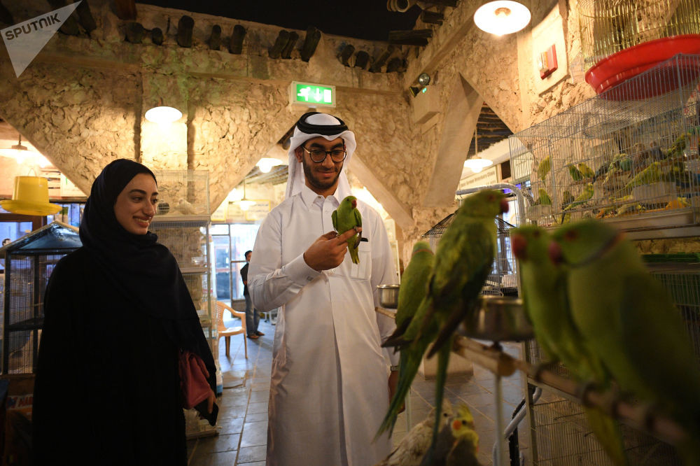 Người dân Qatar trong khu chợ Souq Waqif ở Doha.