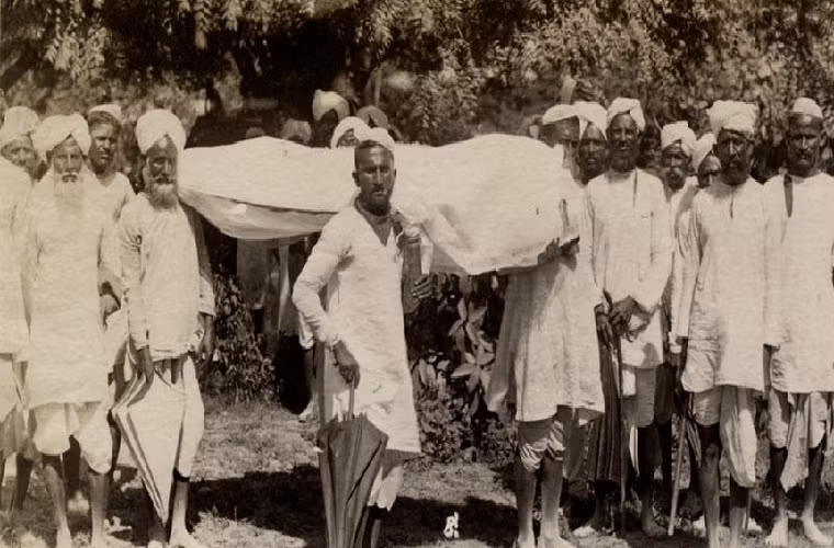 Theo truyền thống, mọi người sẽ mặc đồ màu trắng trong đám tang của người Hindu tại Ấn Độ.