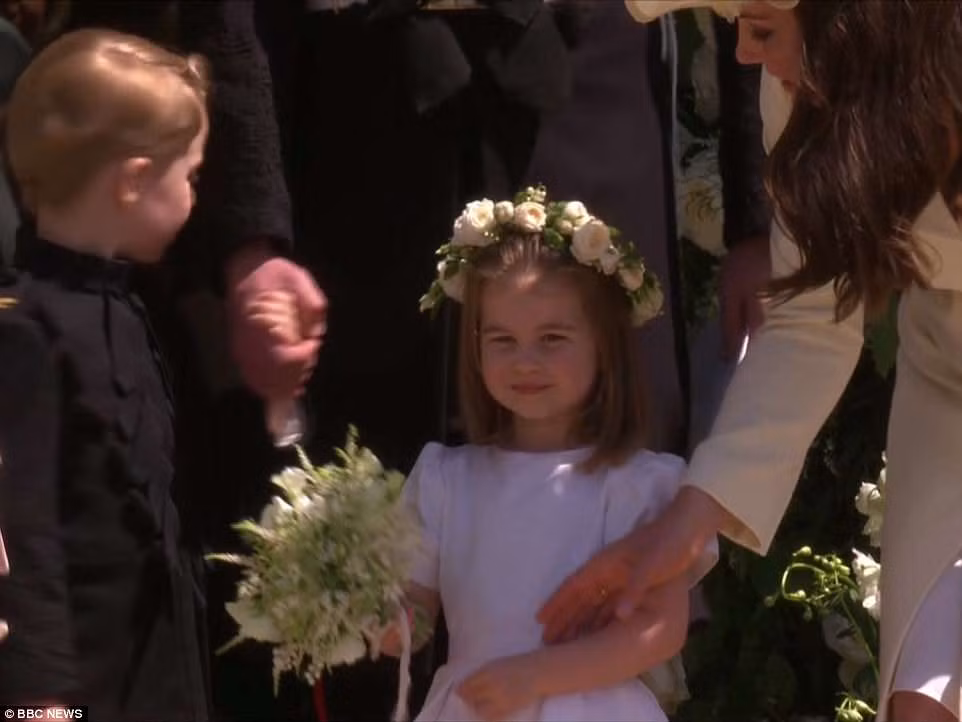 Tiểu Công chúa Charlotte dường như rất vui khi thấy hàng nghìn người tập trung bên ngoài Lâu đài Windsor.