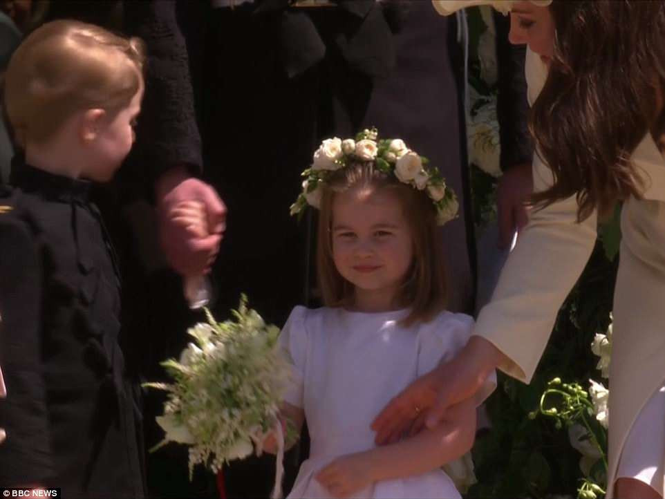 Tiểu Công chúa Charlotte dường như rất vui khi thấy hàng nghìn người tập trung bên ngoài Lâu đài Windsor.