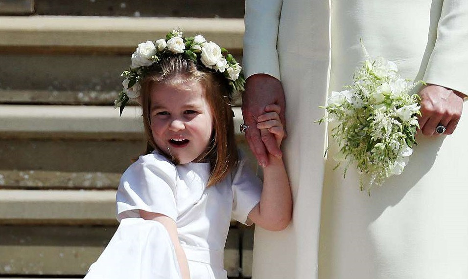 Khoảnh khắc biểu cảm đáng yêu của Công chúa Charlotte được ống kính truyền thông ghi lại.