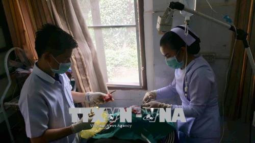 Các bác sỹ tại Bệnh viện tỉnh Bolykhamxay đang băng bó vết thương cho nạn nhân là cựu kiều bào Thái Lan-Lào. Ảnh: Xuân Tú-TTXVN tại Lào