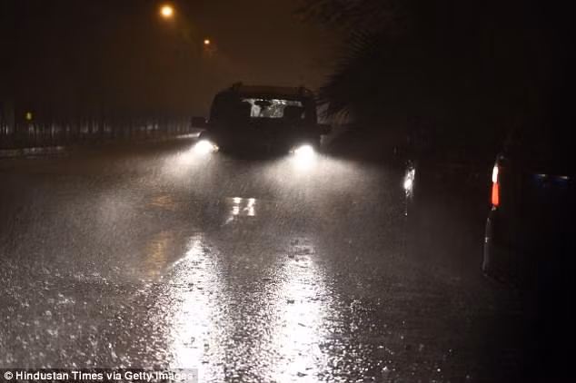 BBC dẫn lời ông Hemant Gera, người đứng đầu cơ quan quản lý thảm họa tại Rajasthan, cho biết đây là trận bão cát tồi tệ nhất mà ông chứng kiến trong vòng 20 năm qua. Ảnh: Getty.