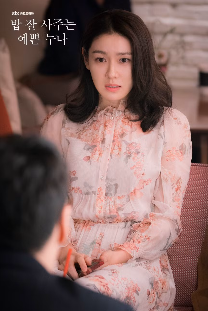 Tuy nhiên, khán giả tinh ý nhận ra đây cũng là chiếc váy từng được "chị Đẹp" Son Ye Jin lăng xê ngay chính trong tập 1 của bộ phim đang "gây bão" - Chị đẹp mua cơm ngon cho tôi. Cả hai mỹ nhân xứ Hàn đều lựa chọn kiểu make up trong suốt, nhấn vào đôi môi tông màu son trẻ trung để hoàn thiện ngoại hình xinh đẹp của mình.