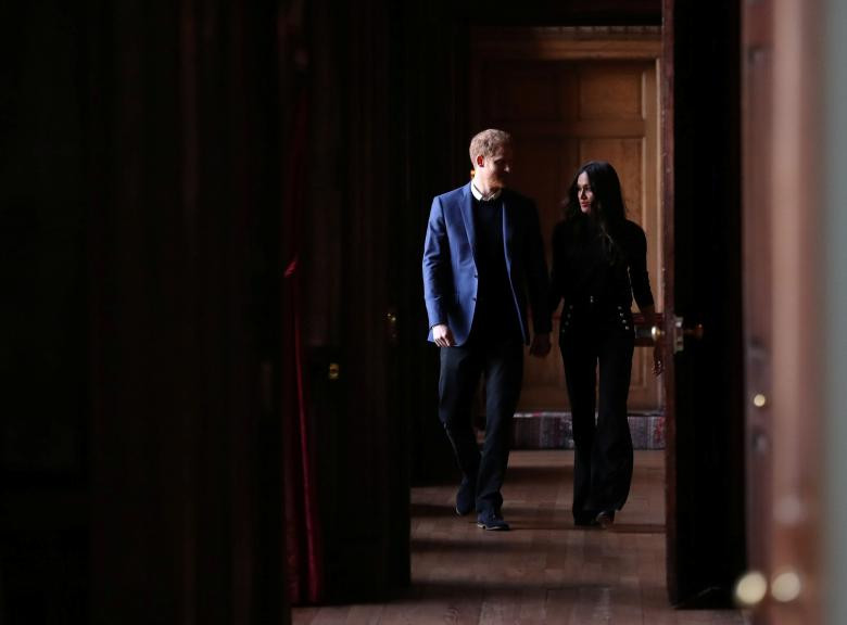 Hoàng tử Harry và Markle tay trong tay tới dự sự kiện dành cho những người trẻ tuổi tại Cung điện Holyroodhouse ở Edinburgh ngày 13/2/2018.