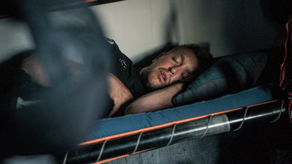 Các thủy thủ thường chỉ ngủ khoảng 3 đến 4 tiếng rồi thay ca cho nhau.