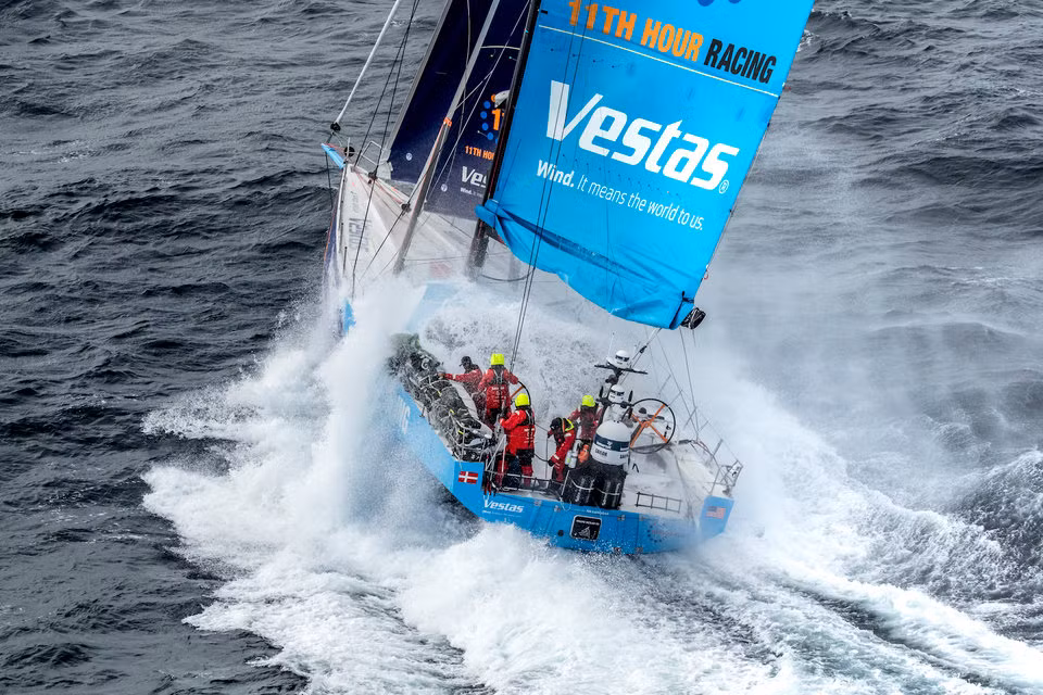 Mỗi con thuyền được thiết kế cho cuộc đua Volvo Ocean Race dài khoảng 20 mét và có khả năng chống chịu tốt trên biển.