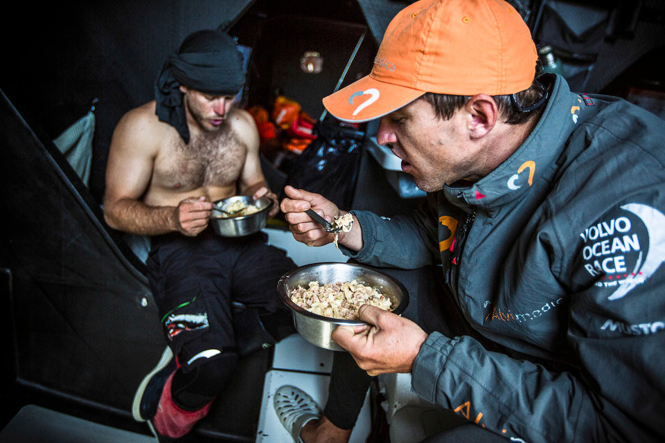 Cuộc sống trên thuyền khi tham gia chặng đua này không hề dễ dàng. Họ mang theo rất ít quần áo và đồ ăn chủ yếu được sấy khô và đóng hộp.