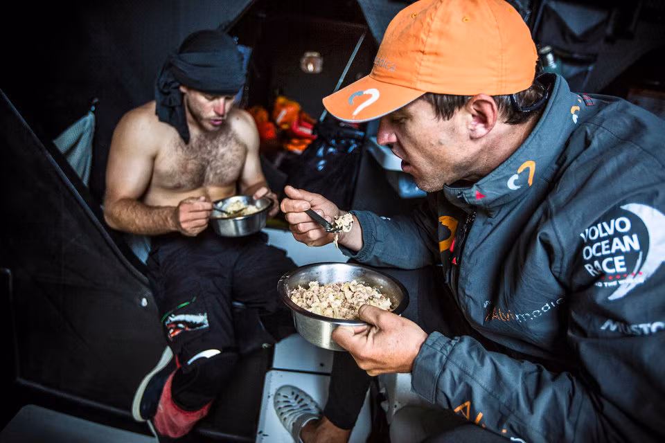 Cuộc sống trên thuyền khi tham gia chặng đua này không hề dễ dàng. Họ mang theo rất ít quần áo và đồ ăn chủ yếu được sấy khô và đóng hộp.