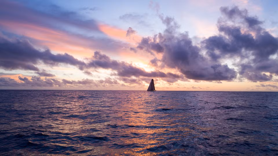 Họ rời khỏi Newport vào ngày 20/5 để tiếp tục hành trình vượt Đại Tây Dương tới Cardiff, Wales. Mời độc giả xem thêm video: Cứu hộ kịp thời một thủy thủ trên tàu nước ngoài hồi năm 2014 (Nguồn: VTC14)