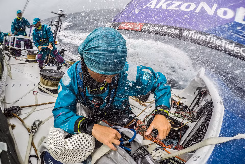 Cuộc đua Volvo Ocean Race 2017-2018 có một quy tắc mới. Theo đó, mỗi đội dự thi bắt buộc phải có thành viên nữ.