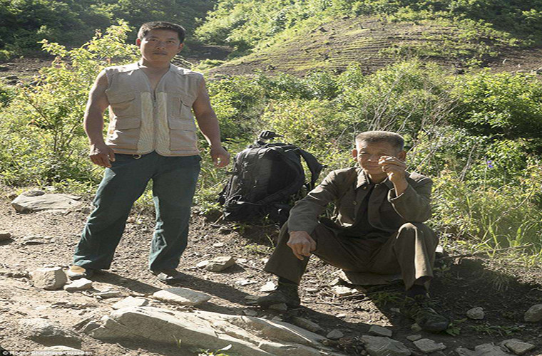 Hai người dân địa phương này đã giúp nhiếp ảnh gia Roger Shepherd tìm đường lên núi Seongjae-san, cao 1.102 mét, ở huyện Beopdong, tỉnh Kangwon-do.