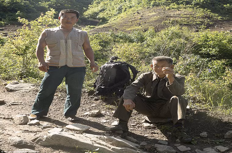 Hai người dân địa phương này đã giúp nhiếp ảnh gia Roger Shepherd tìm đường lên núi Seongjae-san, cao 1.102 mét, ở huyện Beopdong, tỉnh Kangwon-do.