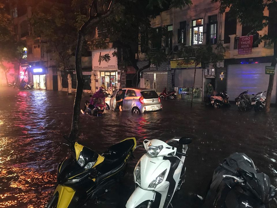 Đoạn Đội Cấn gần về Vạn Bảo ngập nặng. Có nhà tràn nước cả vào nhà. Ô tô xe máy cố nhấn ga phóng qua nhưng chết máy liên tục sau 2 phút.