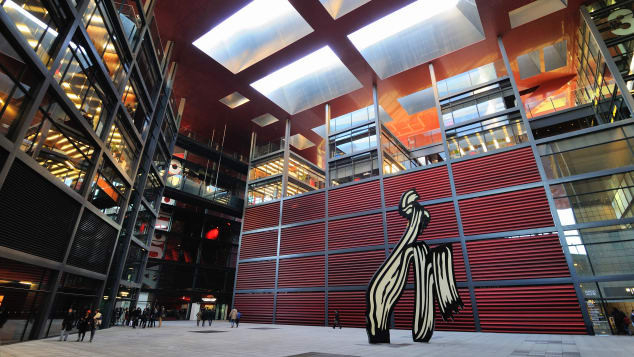 Bảo tàng Reina Sofía ở Madrid, Tây Ban Nha, chứa đựng hơn 20 nghìn "tác phẩm" trong khoảng thời gian từ cuối thế kỷ 19 cho đến nay.