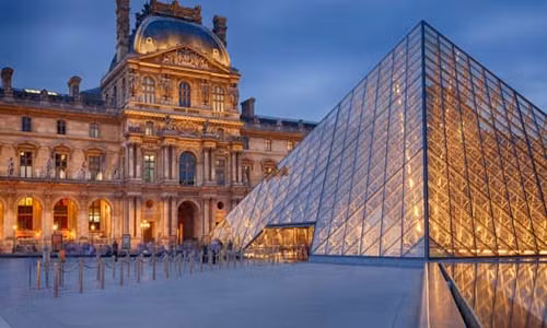 Bảo tàng Louvre ở thủ đô Paris, Pháp, là một trong những bảo tàng nổi tiếng nhất thế giới năm 2017. Theo CNN, số lượng du khách tham quan bảo tàng này trong năm qua tăng gần 10%, với 8,1 triệu khách du lịch. (Nguồn ảnh: CNN)
