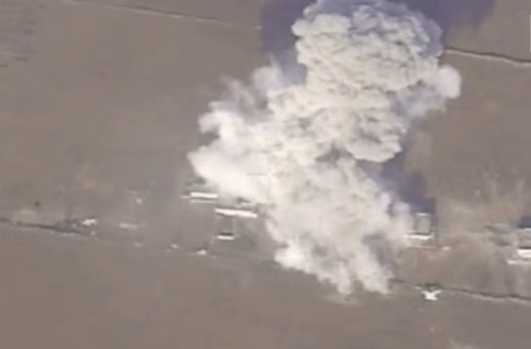 Trong diễn biến khác trên chiến trường Syria, tại Hama, Không quân Syria đã tiến hành đợt không kích và phá hủy nhà máy sản xuất vũ khí Jaysh Al-Izza của nhóm phiến quân ở thị trấn Zakat, miền bắc nước này. Ảnh: AMN.