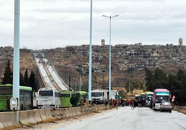 Hoạt động sơ tán các tay súng phiến quân và gia đình của chúng tiếp tục diễn ra tại tỉnh Hama và Homs theo thỏa thuận đạt được với Chính phủ Syria trước đó do Nga làm trung gian. Ảnh: FNA.