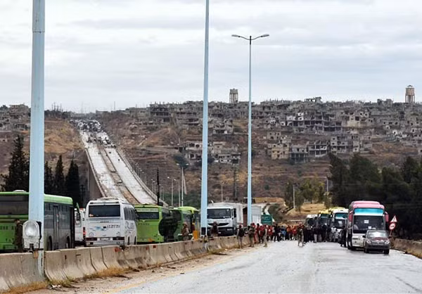 Hoạt động sơ tán các tay súng phiến quân và gia đình của chúng tiếp tục diễn ra tại tỉnh Hama và Homs theo thỏa thuận đạt được với Chính phủ Syria trước đó do Nga làm trung gian. Ảnh: FNA.