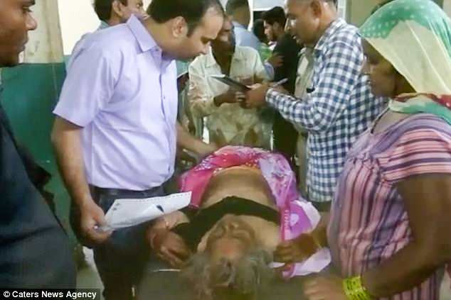 Hiện tại, các nhân viên cứu hộ đang dọn dẹp đống đổ nát tại các khu vực bị ảnh hưởng và hỗ trợ y tế cho những người bị thương sau trận bão. Ảnh: DM.