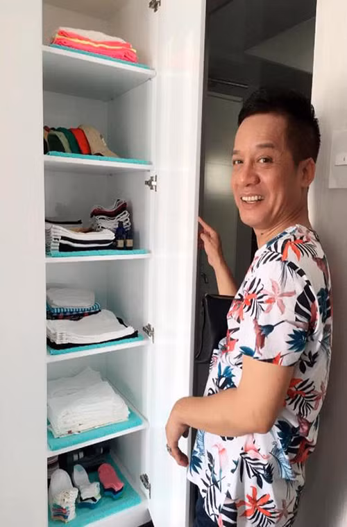 Tủ quần áo thường ngày và đi diễn được sắp xếp ngăn nắp, gọn gàng theo màu sắc.