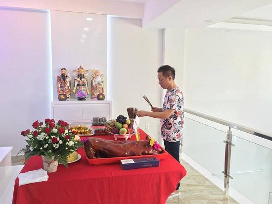 Ngôi nhà của Minh Nhí được thiết kế hiện đại, nhiều không gian mở với màu trắng sáng pha một số tông pastel nhẹ nhàng.