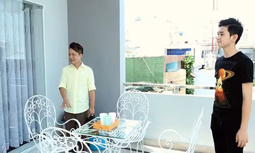 Khoảng không gian rộng rãi thoáng mát ngoài sân được nam danh hài Minh Nhí bày trí bàn ghế để ngồi hóng mát. Anh đang sống cùng con trai nuôi, cháu gái và chắt.