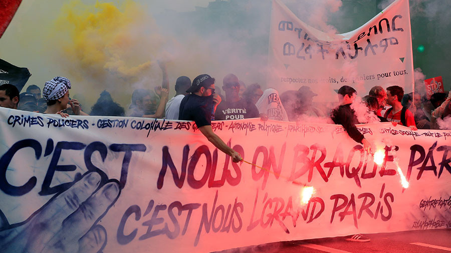 Tuy nhiên, Tổng thống Pháp đã tuyên bố trong chuyến thăm Nga rằng các cuộc biểu tình “sẽ không ngăn được” tiến trình của ông và cũng không gì có thể ngăn được cải cách kinh tế. Ảnh: AFP.