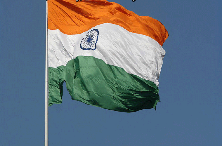 Quốc kỳ của Ấn Độ có ba dải màu: Màu vàng nghệ tượng trưng cho sự hy sinh, màu trắng biểu tượng cho sự thật và hòa bình còn màu xanh mang ý nghĩa niềm tin, sự sinh sôi và tinh thần đoàn kết.
