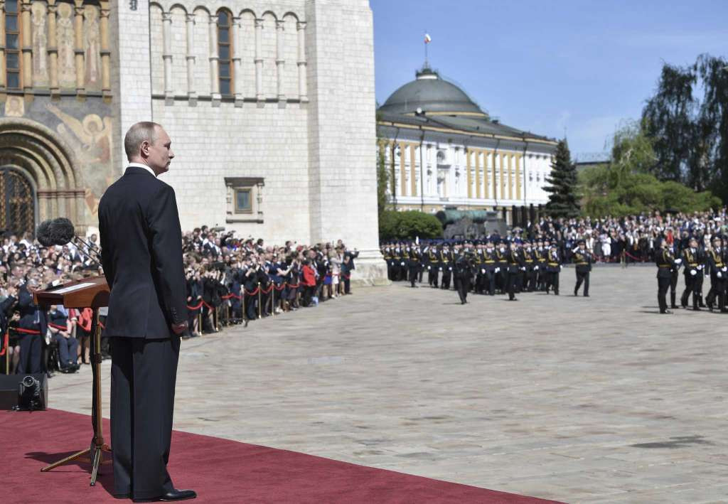 Tổng thống Putin duyệt đội ngũ của Trung đoàn Tổng thống sau lễ nhậm chức ở thủ đô Moscow ngày 7/5. Ảnh: AP.