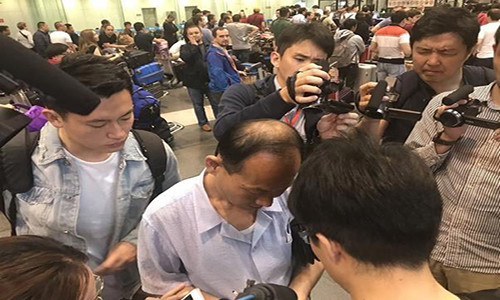 Một người Triều Tiên (giữa) tự giới thiệu là phóng viên của báo Rodong Sinmun đang trò chuyện với các đồng nghiệp quốc tế tại sân bay Bắc Kinh. Ảnh: Yonhap.