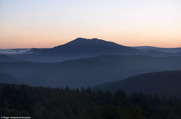 Theo Daily Mail, dãy núi Baekdu Daegan dài 1.700 km này còn được coi là "xương sống" của bán đảo Triều Tiên. Nhiếp ảnh gia Roger đã tới dãy núi Baekdu Daegan phía Triều Tiên và ghi lại hình ảnh phần nào hé mở cuộc sống của người dân địa phương ở những ngôi làng trên núi. (Nguồn ảnh: Daily Mail)