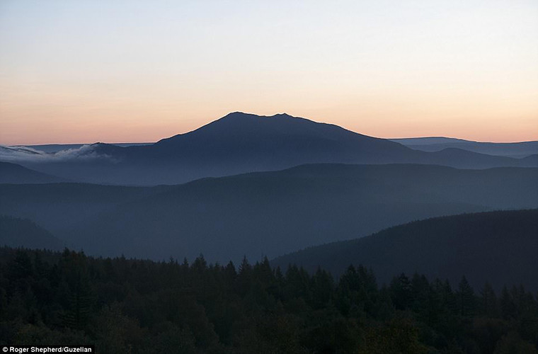 Theo Daily Mail, dãy núi Baekdu Daegan dài 1.700 km này còn được coi là "xương sống" của bán đảo Triều Tiên. Nhiếp ảnh gia Roger đã tới dãy núi Baekdu Daegan phía Triều Tiên và ghi lại hình ảnh phần nào hé mở cuộc sống của người dân địa phương ở những ngôi làng trên núi. (Nguồn ảnh: Daily Mail)