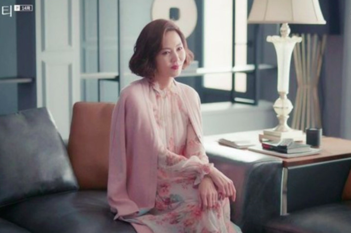 Có thể nói đây là chiếc váy may mắn nhất đầu năm 2018 khi được cả diễn viên Kim Nam Joo diện trong một cảnh phim Misty. Người đẹp khéo léo phối cùng áo cardigan màu hồng ton-sur-ton vừa sành điệu vừa ngọt ngào.