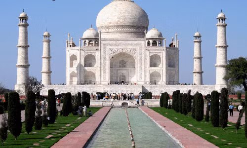 Taj Mahal là một ngôi đền nổi tiếng ở đất nước Ấn Độ. Được biết, 22.000 công nhân đã mất 20 năm để hoàn thành công trình này. (Nguồn ảnh: ATI)