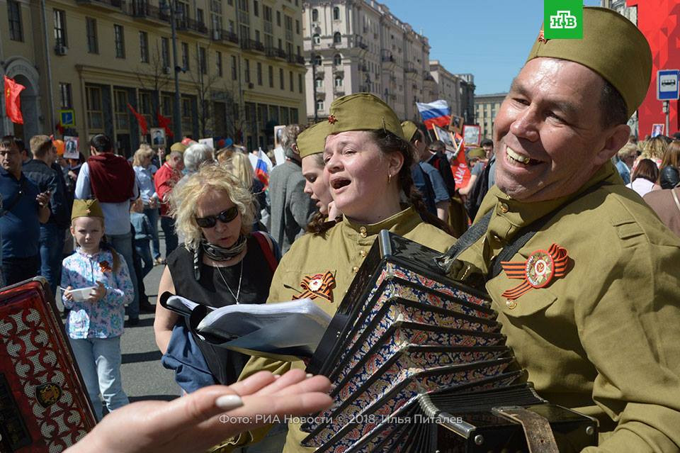 Nhiều người xúc động khi tham gia diễu hành. Ảnh: HTB.