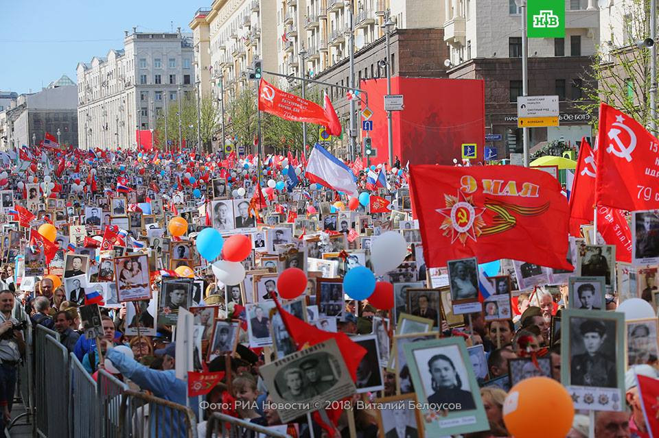 Người dân mang theo di ảnh người thân, cờ và bóng bay tham gia cuộc diễu hành. Ảnh: HTB.