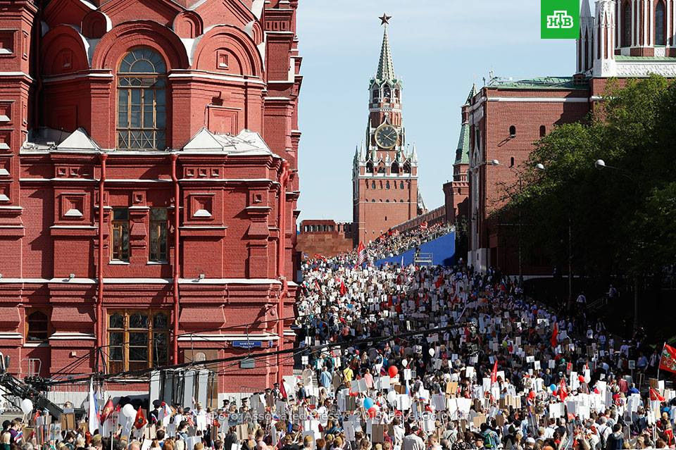 Đông đảo người dân diễu hành qua các con phố ở thủ đô nước Nga hôm 9/5. Ảnh: HTB.