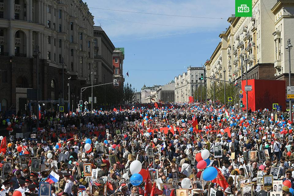 Ngoài ra, diễu hành "Trung đoàn bất tử" tại thành phố St Petersburg cũng thu hút hơn 1 triệu người dân Nga tham gia. Ảnh: HTB.