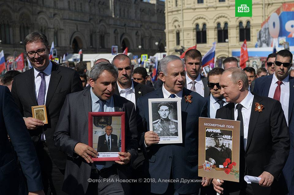 Nhà lãnh đạo Nga (ngoài cùng bên phải) cầm di ảnh cha của ông tham gia cuộc diễu hành của “Trung đoàn bất tử” ở Moscow. Ảnh: HTB.
